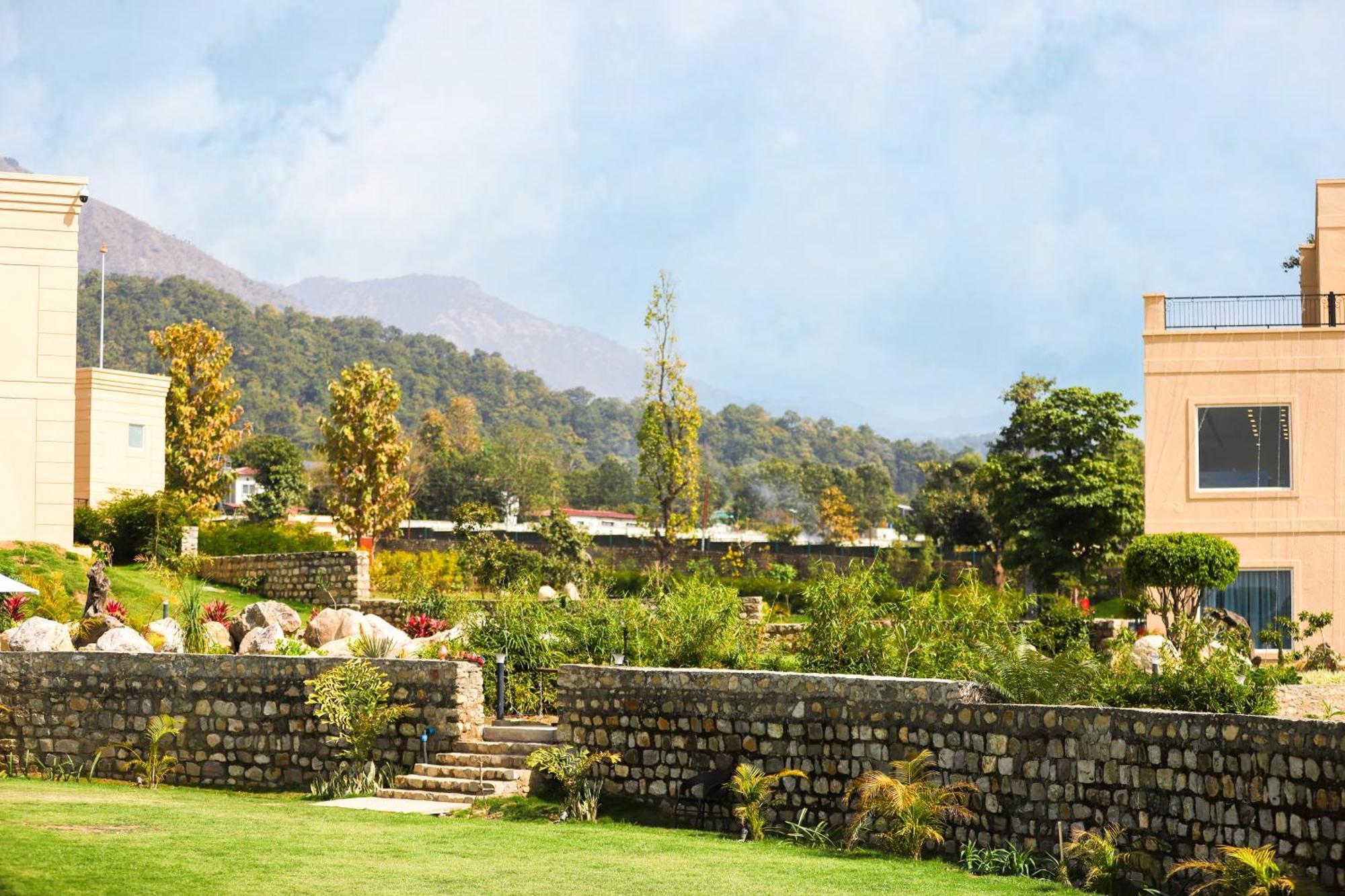 Hotel Club Mahindra Patkote Nainital Esterno foto